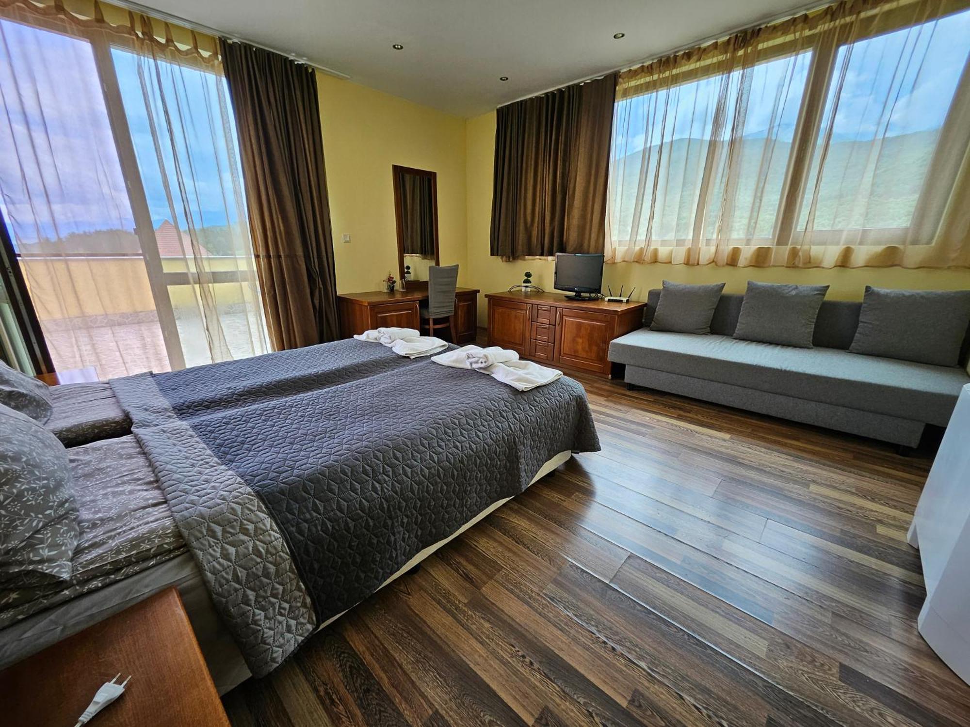Family Hotel Komhotel Берковица Экстерьер фото