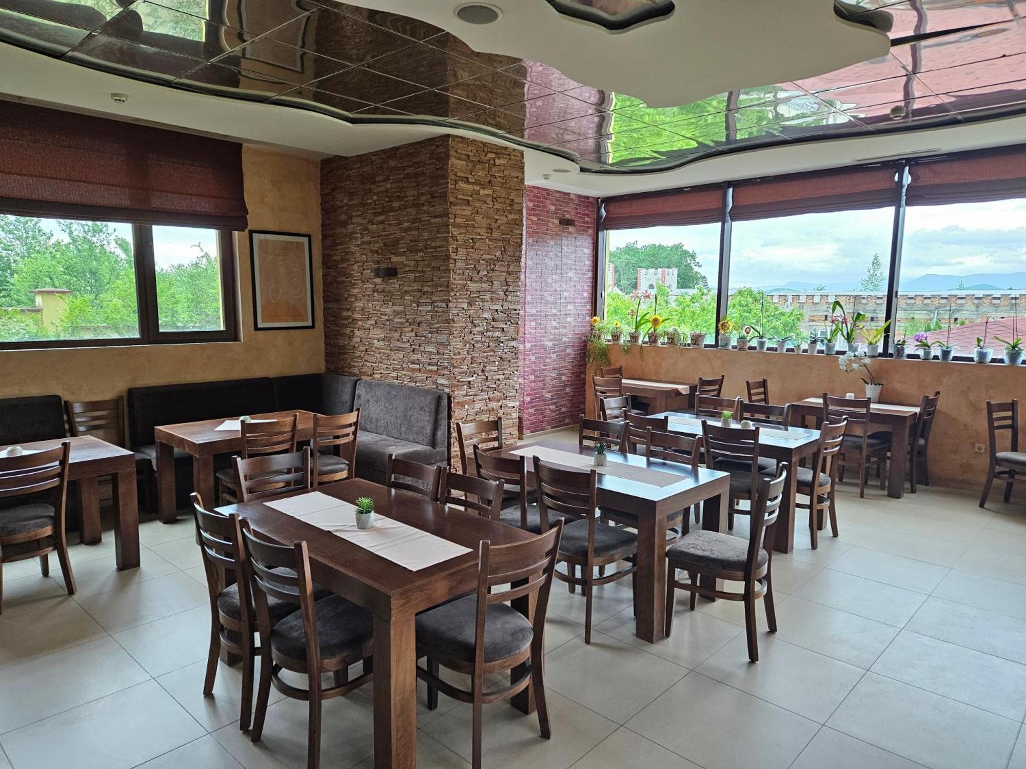 Family Hotel Komhotel Берковица Экстерьер фото